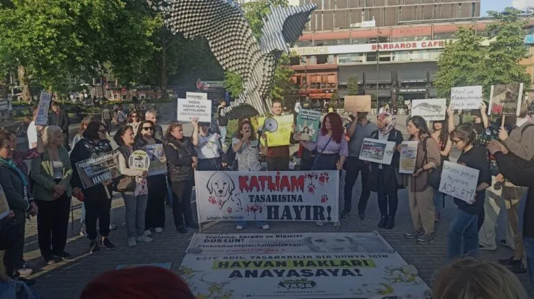 Sokaktayım Yanındayım İstanbul Beşiktaş İskelesi'ndeki yaşam nöbetinden